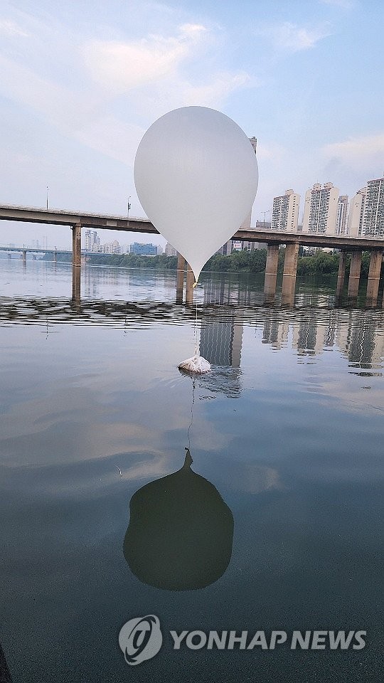 잠실대교 인근서 발견된 대남 오물풍선 (서울=연합뉴스) 9일 합동참모본부에 따르면 북한이 전날부터 대남 오물풍선 330여 개를 살포했고 우리 지역에 80여 개가 낙하했다. 이날 오전 서울 각지에서 관련 신고가 이어졌다. 사진은 잠실대교 인근에서 발견된 대남 오물풍선. 2024.6.9 [합동참모본부 제공. 재판매 및 DB금지] photo@yna.co.kr