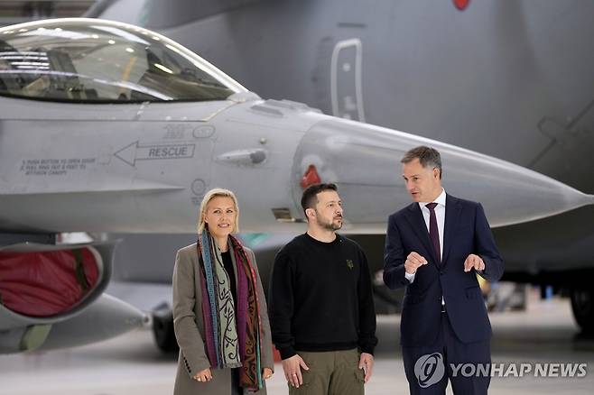 벨기에의 F-16 전투기를 둘러보는 젤렌스키 대통령(가운데) [AP 연합뉴스 자료사진 재판매 및 DB 금지]