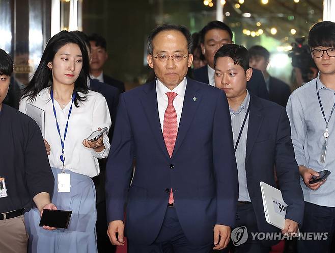 국회의장실 향하는 추경호 원내대표 (서울=연합뉴스) 김주형 기자 = 국민의힘 추경호 원내대표가 10일 오후 국회에서 우원식 국회의장을 만나기 위해 의장실로 이동하고 있다. 2024.6.10 kjhpress@yna.co.kr