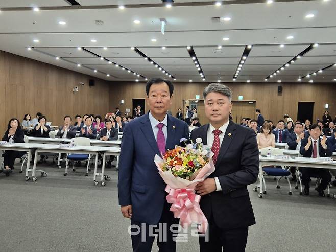 11일 경기도의회 대회의실에서 열린 국민의힘 대표의원 선거 후 연임에 성공한 김정호 대표가 임상오 선거관리위원장과 기념사진을 찍고 있다. 황영민 기자