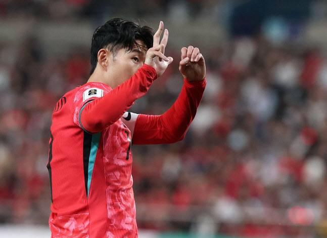 손흥민이 11일 오후 서울 마포구 상암동 서울월드컵경기장에서 열린 2026 북중미 월드컵 아시아 2차 예선 조별리그 C조 6차전 대한민국과 중국의 경기 전반전에서 중국 축구팬의 야유에 1차전 스코어인 3대0을 손으로 그려보이고 있다. (사진=뉴스1)