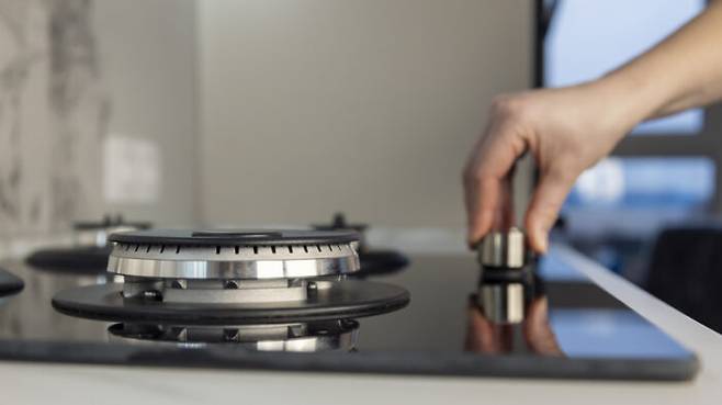 가스를 제대로 잠갔는지, 전등을 껐는지 등이 걱정되는 행동은 강박증(강박장애)의 흔한 증상이다. [사진=게티이미지뱅크]