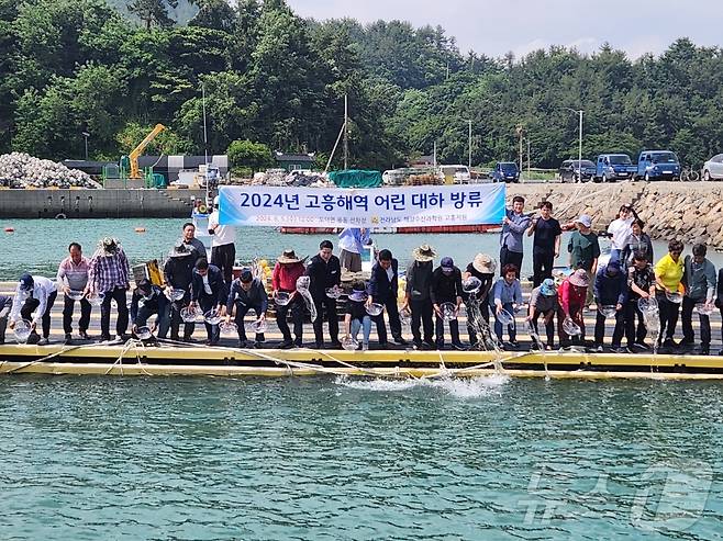 고흥 해역에 어린 대하들이 방류되고 있다.(전남도 제공) 2024.6.11/뉴스1