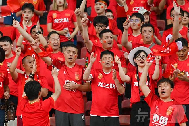 중국 축구를 응원하는 팬들 ⓒ AFP=뉴스1