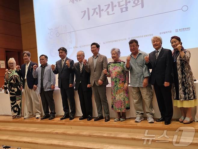 ‘용인문화예술원 국제회의실에서 11일 진행된 ‘제42회 대한민국연극제 용인’의 성공적 개최를 기원하는 기자간담회에서 이순재 바우 등 참석자들이 기념촬영을 하고 있다. ⓒ News1 김평석 기자