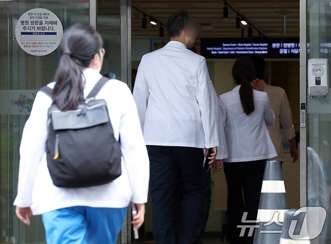 10일 오후 전체 교수회의가 열린 서울 종로구 연건동 서울대학교병원 어린이병원 건물로 교수 및 의료진 등이 들어가고 있다.  2024.6.10/뉴스1 ⓒ News1 박정호 기자