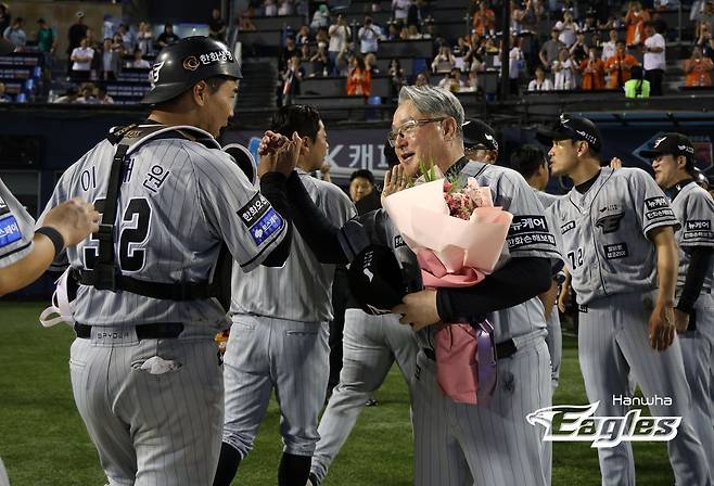 김경문 한화 이글스 감독(오른쪽)이 11일 열린 KBO리그 잠실 두산 베어스전에서 6-1로 승리하며 감독 통산 900승을 달성했다. (한화 이글스 제공)