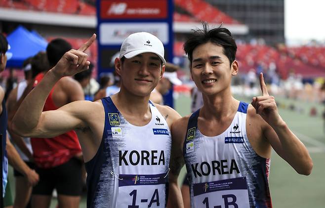 서창완(왼쪽)과 전웅태가 2024 중국 정저우 근대5종 세계선수권에서 남자 계주 금메달을 따냈다. 사진 | 대한근대5종연맹