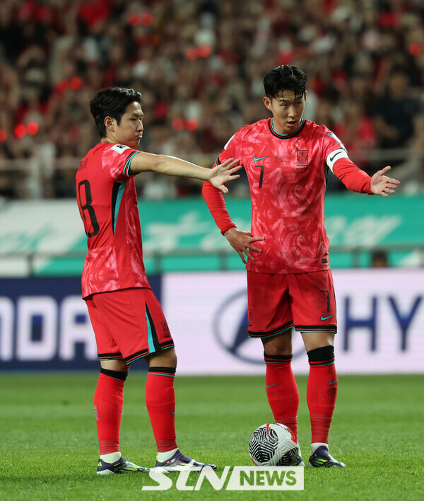 11일 오후 서울 마포구 서울월드컵경기장에서 열린 2026 국제축구연맹(FIFA) 북중미 월드컵 아시아 지역 2차 예선 조별리그 C조 6차전 한국과 중국의 경기, 손흥민과 이강인이 프리킥을 준비하고 있다. 사진┃뉴시스