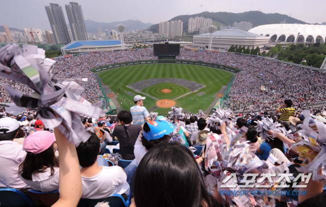 -스포츠조선-

2008.06.06

프로야구 롯데-SK 경기

'올시즌 11번째 매진을 기록한 사직야구장'

신문지 응원을 펼치고 있는 관중들

//사직(부산)=송정헌기자 scblog.chosun.com/heoniya