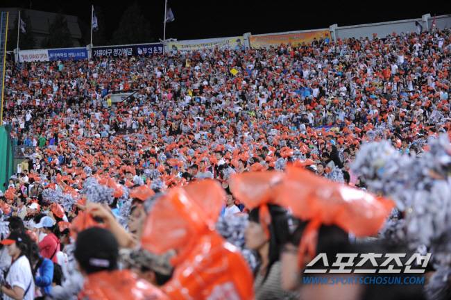 -스포츠조선-

2008.8.31/

프로야구 롯데-삼성

롯데팬들이 응원을 펼치고 있다

/부산=송정헌기자 scblog.chosun.com/heoniya