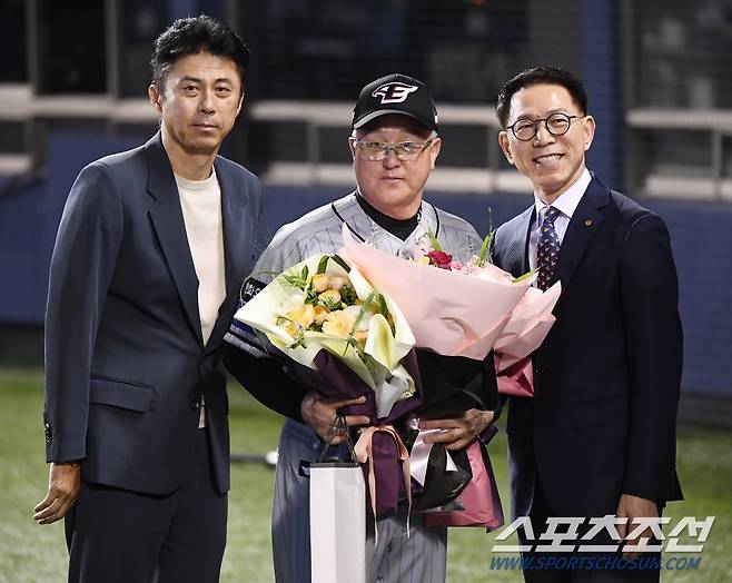 11일 잠실구장에서 열린 한화-두산전. 한화가 6대1로 승리하며 김경문 감독이 통산 900승을 달성했다. 박종태 사장과 손혁 단장 김경문 감독에게 축하 꽃다발을 전달하고 있다. 잠실=정재근 기자 cjg@sportschosun.com/2024.6.11/