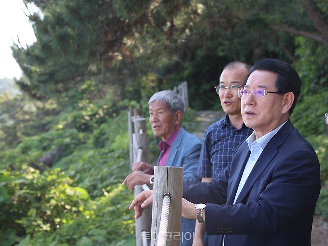 김영록 전라남도지사가 10일 오후 '가고 싶은 섬' 낭도를 방문해 개발 현황을 둘러보고 있다./사진-전남도