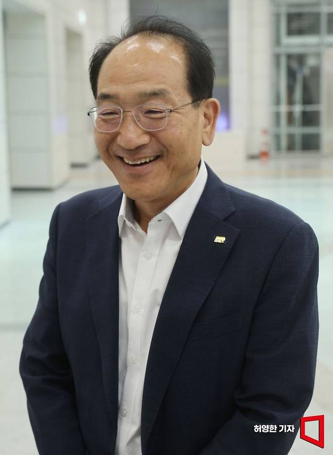이성해 국가철도공단 이사장이 서울 수서역을 걸으며 아시아경제와 인터뷰하고 있다. / 사진=허영한 기자 younghan@