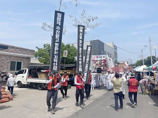 일로읍 지역대책위원회 및 사회단체 500여명이 일로읍 전통시장 앞에서 상여와 상복을 입고 가두행진을 하고 있다. [사진제공=무안군]