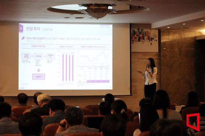 11일 건설산업연구원이 개최한 ‘2024년 하반기 건설·부동산 경기전망 세미나’에서 이지혜 건산연 연구위원이 하반기 건설경기 전망에 대해 발표하고 있다.