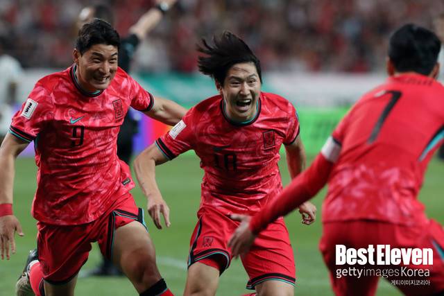 11일 오후 8시, 서울에 위치한 서울 월드컵경기장에서 2026 국제축구연맹(FIFA) 월드컵 아시아 지역 2차 예선 최종 라운드 대한민국-중국전이 벌어졌다. 경기 결과는 1-0, 한국의 승리였다. 한국은 후반 16분 이강인의 선제골을 잘 지켜 승전고를 울렸다. 이로써 한국은 2차 예선 5승 1무 무패로 3차 예선에 등반했다. 반면 중국은 한국에 패하며 탈락 위기에 몰렸다. 중국은 태국-싱가포르전의 결과에 따라 다음 라운드 진출이 불가할 수 있다.