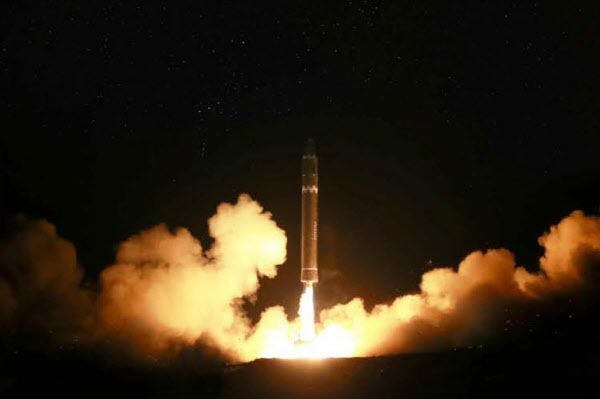 북한 대륙간탄도미사일(ICBM) '화성-15형' 시험발사 모습. /조선중앙통신 연합뉴스