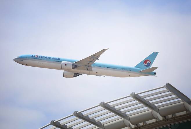 인천국제공항 1터미널 출국장에서 대한항공 비행기가 이륙하고 있다. /뉴스1