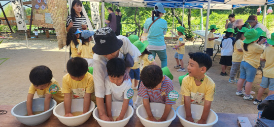 단오인 10일 충남 논산시 연산면에 있는 양지서당에서 연산어린이집 아이들이 창포물에 손을 싯고 있다. 정종만 기자