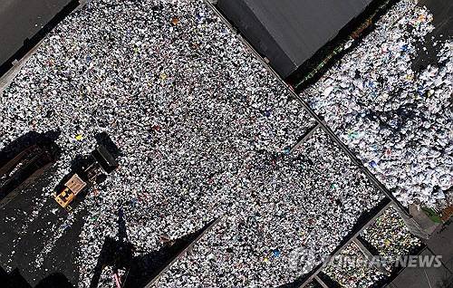 환경의 날을 하루 앞둔 4일 경기도 수원시자원순환센터에 플라스틱 재활용 쓰레기가 가득 쌓여 있다. [수원=연합뉴스]