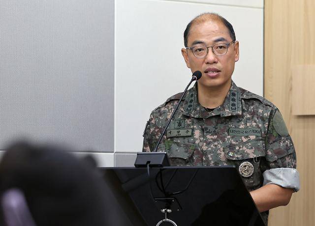이성준 합동참모본부 공보실장(대령)이 11일 서울 용산구 국방부 브리핑룸에서 열린 정례 브리핑에서 지난 9일 북한군의 군사분계선 단순 침범에 관한 취재진 질문에 답변하고 있다. 뉴스1