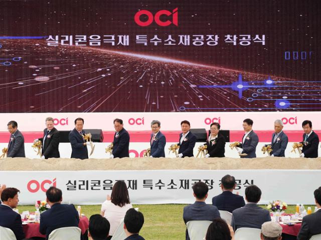 11일 OCI 이차전지 음극재용 특수소재 공장 착공식에 참석한 관계자들이 기념 촬영을 하고 있다. 왼쪽 두 번째부터 스콧 브라운 넥세온 CEO, 김영일 군산시의회 의장, 김종훈 전라북도 경제부지사, 김유신 OCI 사장, 강임준 군산시장.