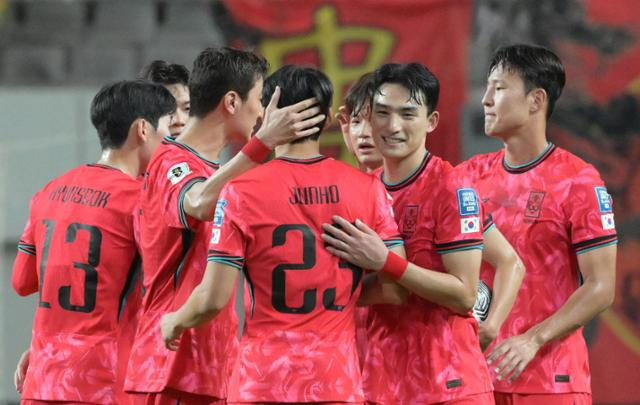 2026 FIFA 북중미 월드컵 아시아 2차 예선전 대한민국 대 중국 경기가 열린 11일 서울 마포구 서울월드컵경기장에서 경기가 끝난 후 손흥민 선수와 김도훈 감독 및 선수들이 자축하고 있다. 최주연 기자