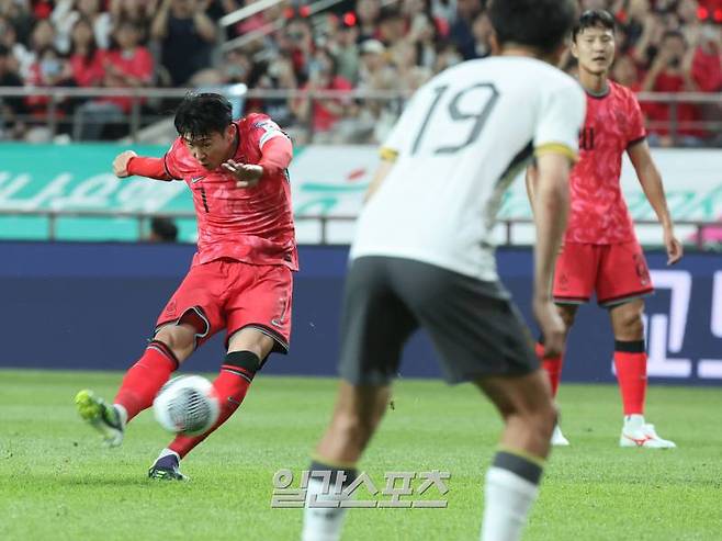 김도훈 임시감독이 이끄는 한국축구대표팀이 11일 오후 서울월드컵경기장에서 중국을 상대로 2026 FIFA 북중미월드컵 아시아지역 2차 예선 C조 최종전을 펼쳤다. 손흥민이 프리킥하고있다. 상암=정시종 기자 capa@edaily.co.kr /2024.06.11.