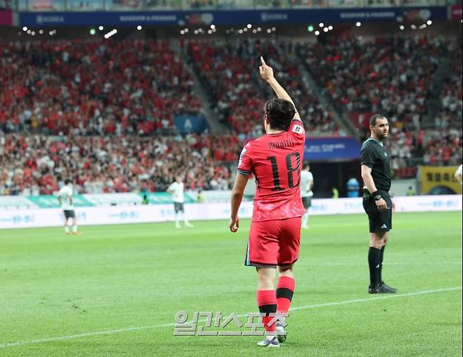 김도훈 임시감독이 이끄는 한국축구대표팀이 11일 오후 서울월드컵경기장에서 중국을 상대로 2026 FIFA 북중미월드컵 아시아지역 2차 예선 C조 최종전을 펼쳤다. 이강인이 첫골을 성공시키고 기뻐하고있다. 상암=정시종 기자 capa@edaily.co.kr /2024.06.11.