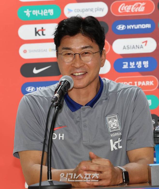 김도훈 임시 감독이 이끄는 한국 남자축구국가대표팀이 10일 오후 고양종합운동장에서 중국과의 2026북중미월드컵 아시아 예선을 하루 앞두고 기자회견 했다. 김도훈감독이 취재진들으 질문에 답하고있다. 고양=정시종 기자 capa@edaily.co.kr /2024.06.10.