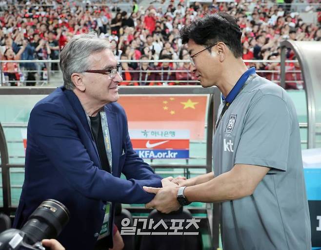 김도훈 임시감독이 이끄는 한국축구대표팀이 11일 오후 서울월드컵경기장에서 중국을 상대로 2026 FIFA 북중미월드컵 아시아지역 2차 예선 C조 최종전을 펼쳤다. 경기전 김도훈 감독이 이반코비치 중국감독과 악수나누고있다. 상암=정시종 기자 capa@edaily.co.kr /2024.06.11.