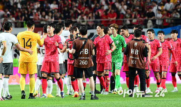 11일 오후 서울월드컵경기장에서 열린 2026 FIFA 북중미 월드컵 2차 예선 대한민국과 중국의 경기가 1:0 대한민국의 승리로 끝났다. 기뻐하는 선수들의 모습. [사진=정소희 기자]