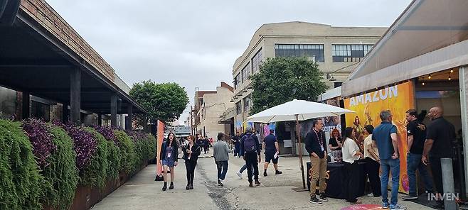 ▲ 곳곳에서 다들 편안하게 게임에 대해 대화를 나눈다