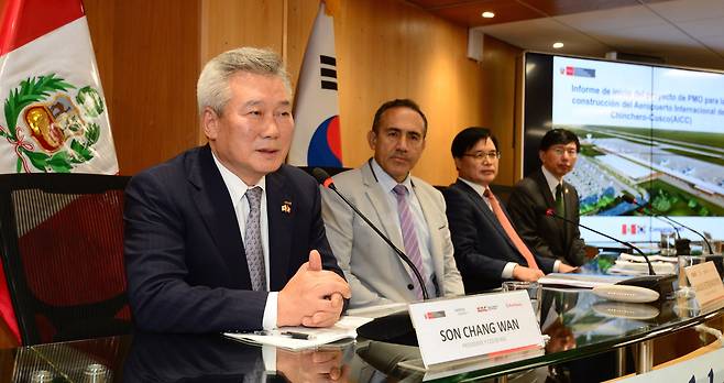손창완 전 한국공항공사 사장이 2019년 11월에 페루 리마 교통통신부(MTC)에서 열린 쿠스코-친체로 신공항사업 착수식에서 인사말을 하고 있다. 연합뉴스