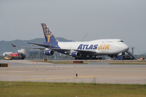 11일 인천공항 활주로에 아틀라스 항공 화물기가 타이어 펑크로 인해 멈춰 서 있다. 뉴스1