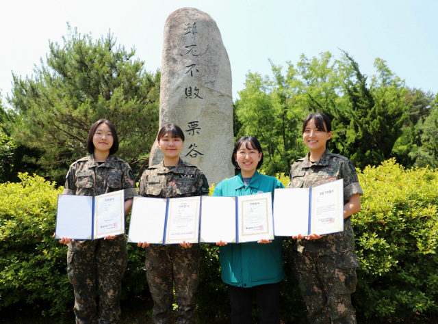 ▲ 소아암 어린이 환우들을 위해 수년간 기른 자신의 머리카락을 기증한 22사단 박솔민 중위, 김다은 하사, 신에스더 주무관, 김채린 중위(왼쪽부터).  사진제공= 육군22사단