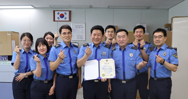 ▲ 동해지방해양경찰청장이 지난 10일 최근 출산으로 새로운 가족을 맞이한 청내 김병주 경찰관의 근무부서를 직접 방문해 축하하는 행사를 가졌다.