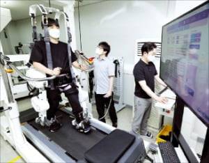 피앤에스미캐닉스의 재활훈련 로봇.  한경DB