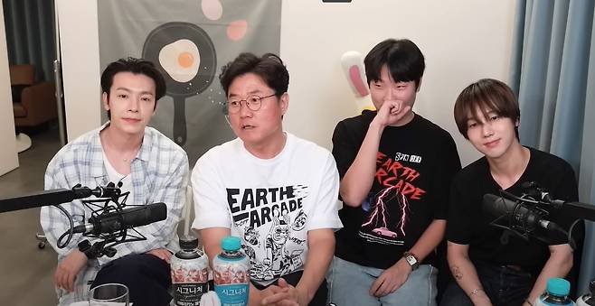 A screenshot from Na Young-seok's (second from left) live-stream broadcast (Channel Fullmoon)