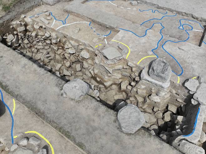 A view of column bases at Geumdang, the central hall at the Mireuksa temple complex in Iksan, North Jeolla Province (Buyeo National Cultural Heritage Research Institute)