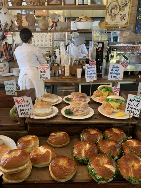 Despite being a Korean bakery, the London Bagel Museum is known for its London-style interiors, featuring British flags and photos of Queen Elizabeth. [SEO JI-EUN]