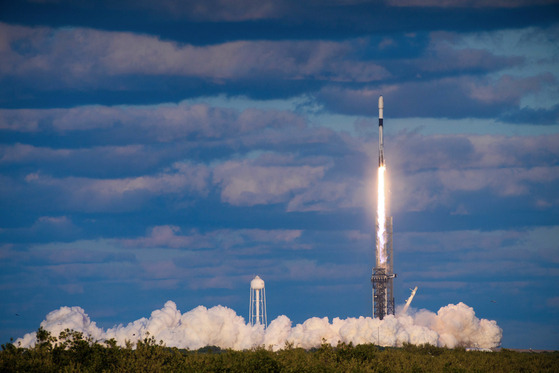 South Korea's military reconnaissance satellite unit 2 launches into orbit at Kennedy Space Center in Cape Canaveral, Florida on April 8. [YONHAP]