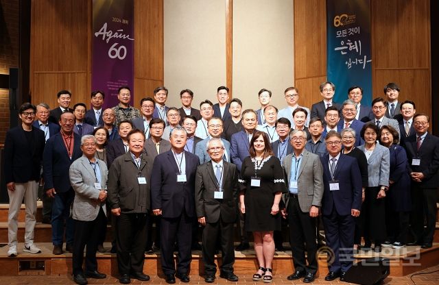 미국장로교 중서부한미노회 노회원들이 10일 시카고 한미장로교회에서 기념촬영을 하고 있다.