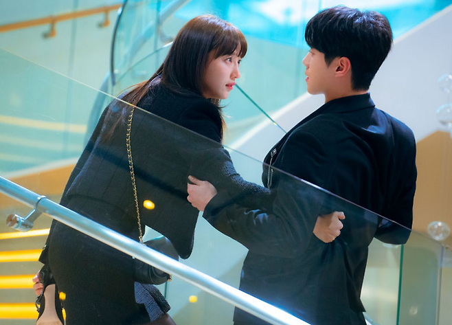 지난달 31일 공개를 시작한 티빙 드라마 ‘나는 대놓고 신데렐라를 꿈꾼다’의 한 장면. [사진 제공=티빙]