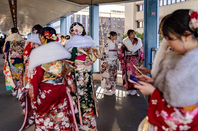 지난 1월 8일 일본 요코하마에서 전통 의상을 입은 여성들이 성년의 날 행사가 열리는 식장으로 향하고 있다. 일본은 2022년 4월 민법 개정으로 성인 나이가 20세에서 18세로 낮아졌으며 성년의 날은 매년 1월 둘째 월요일로 법정 공휴일이다. /신화=뉴시스