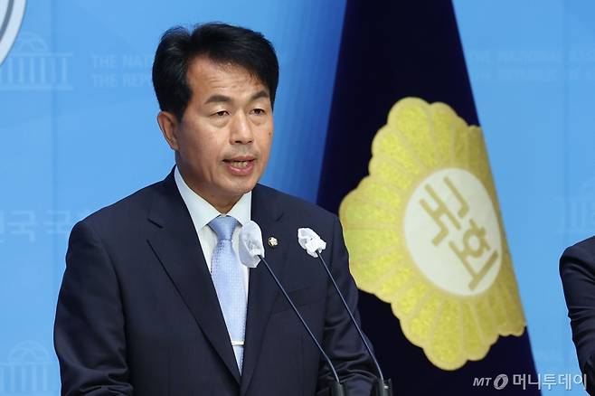 [서울=뉴시스] 권창회 기자 = 윤종오 진보당 의원이 4일 오후 서울 여의도 국회 소통관에서 열린 노태우 비자금 대책 입법 관련 기자회견에서 발언하고 있다. 2024.06.04. kch0523@newsis.com /사진=권창회