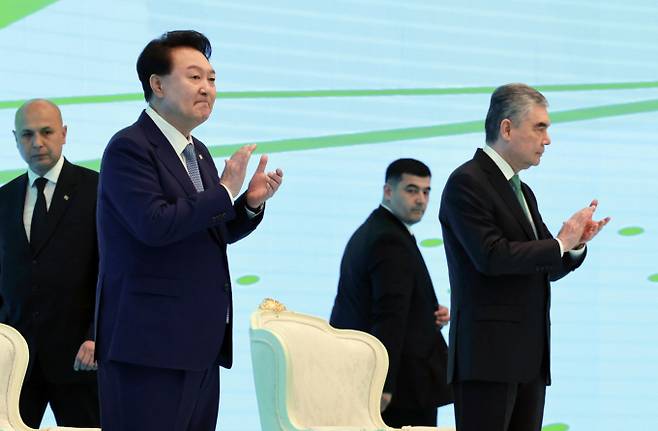 정부가 자원부국인 투르크메니스탄과의 협력 강화에 나섰다. 사진은 투르크메니스탄을 국빈 방문한 윤석열(왼쪽) 대통령과 구르반굴리 베르디무하메도프 투르크메니스탄 국가최고지도자 겸 인민이사회 의장이 11일(현지시각) 아시가바트 투르크메니스탄 상공회의소에서 열린 한-투르크메니스탄 비즈니스포럼에 참석한 모습. /사진=뉴시스