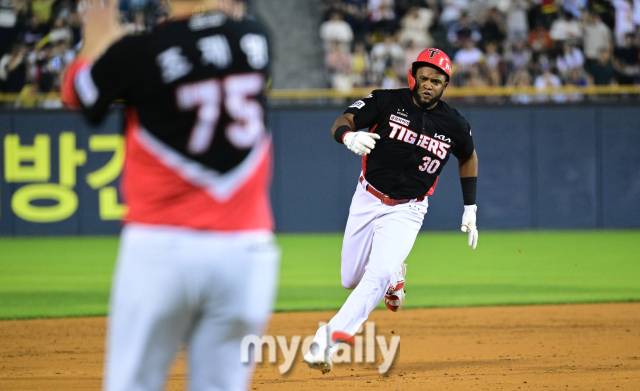 2024년 6월 7일 서울 잠실야구장에서 '2024 신한 SOL Bank KBO리그' KIA 타이거즈와 두산 베어스의 경기가 열렸다. KIA 소크라테스가 5회말 1사 1루서 1타점 3루타를 친 뒤 전력 질주하고 있다./마이데일리