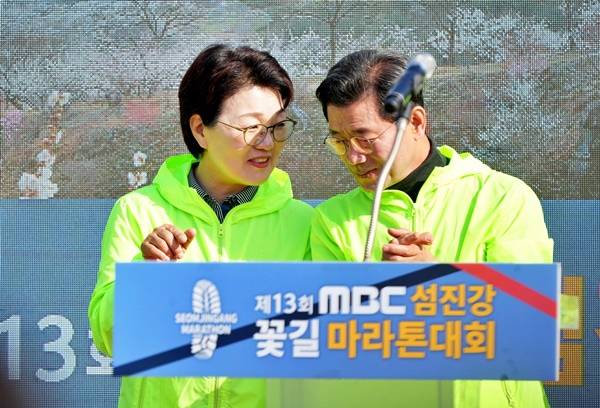 권향엽 지역구 국회의원과 정인화 시장이 지난 4월 섬진강 꽃길 마라톤 대회에 참석해 귓속말을 나누고 있다.